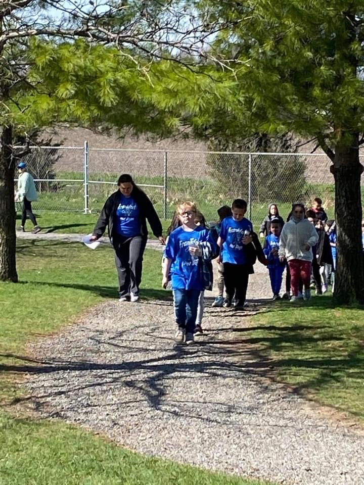 EaglesSuncrest's tweet photo. ⁦@EaglesSuncrest⁩  We were so happy to do Dawg Jog again!  Kids had a blast!  Great way to FUNdraise.  Thanks to Suncrest PTO.
#webelieve https://t.co/zOxVKJNpZq
