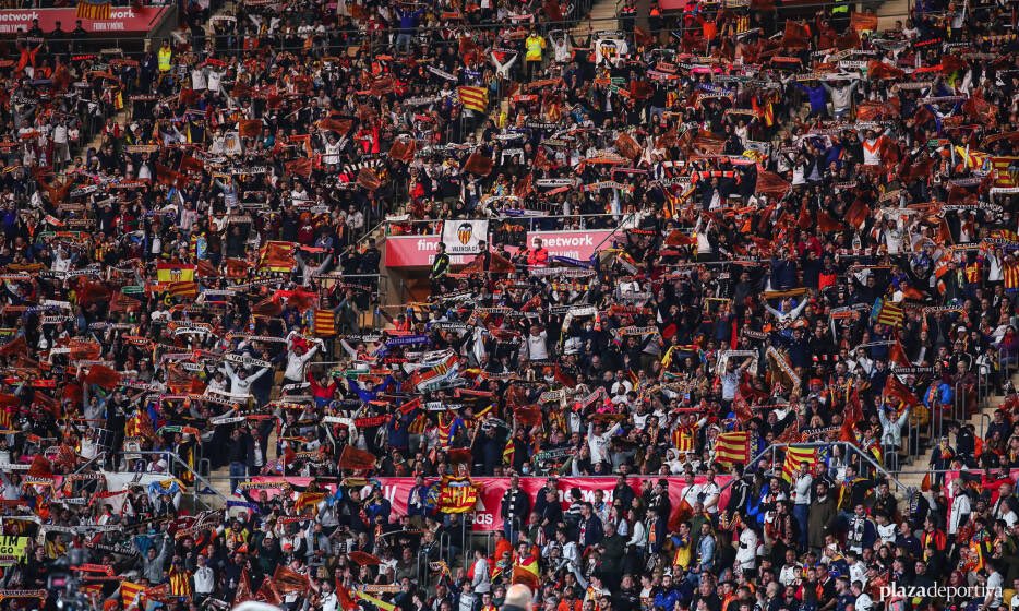 GoldeHugoDuro's tweet photo. Fácilmente somos la mejor afición de España, 60mil desplazados, 40mil de ellos sin entrada, nos comimos a los del Betis en su casa❤️🦇 https://t.co/SsGJb96mxv