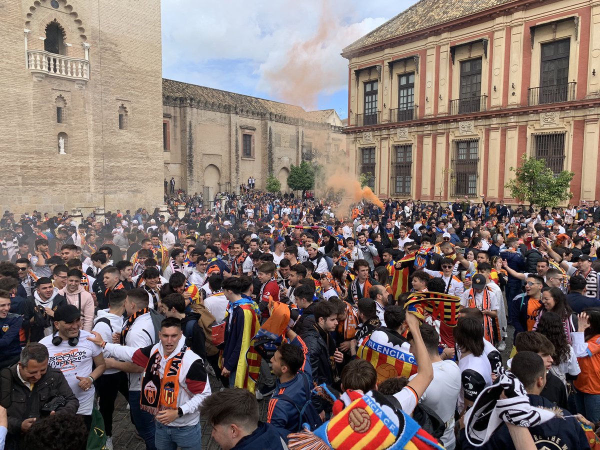 GoldeHugoDuro's tweet photo. Fácilmente somos la mejor afición de España, 60mil desplazados, 40mil de ellos sin entrada, nos comimos a los del Betis en su casa❤️🦇 https://t.co/SsGJb96mxv