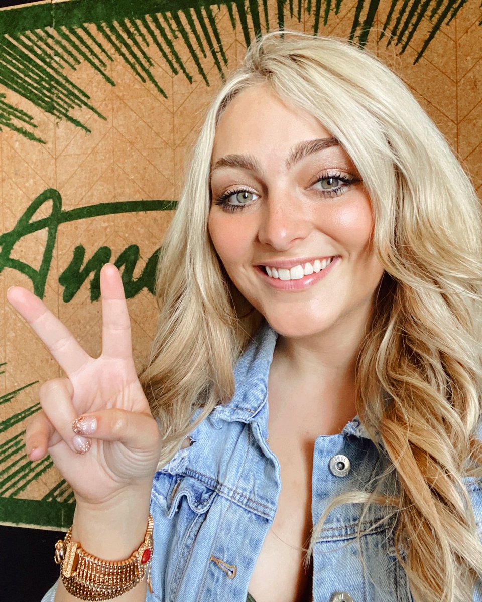 huntergirlmusic's tweet photo. PLEASE TUNE IN AND VOTE TONIGHT! The show start at 7 cst and VOTING STARTS WHEN the SHOW BEGINS!!  VOTING ENDS AT LAST COMMERCIAL BREAK!!! PLEASE CAST YOUR VOTE EARLY 💛 Thank you guys so much for getting me this far in the competition! I love y’all! #americanidol https://t.co/Orj8LPp7pg