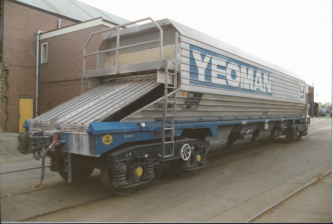 #WagonPics No.759 : Procor Works, Horbury 17th May 1989 Foster Yeoman Bogie Aggregate PHA Hopper wagon PR 17831. One of the aluminium bodied batch that lasted less than 5 years in service. Scrapped at Shipley a few months later. #BritishRail #Railfreight #Wagons #trainspotting 🤓