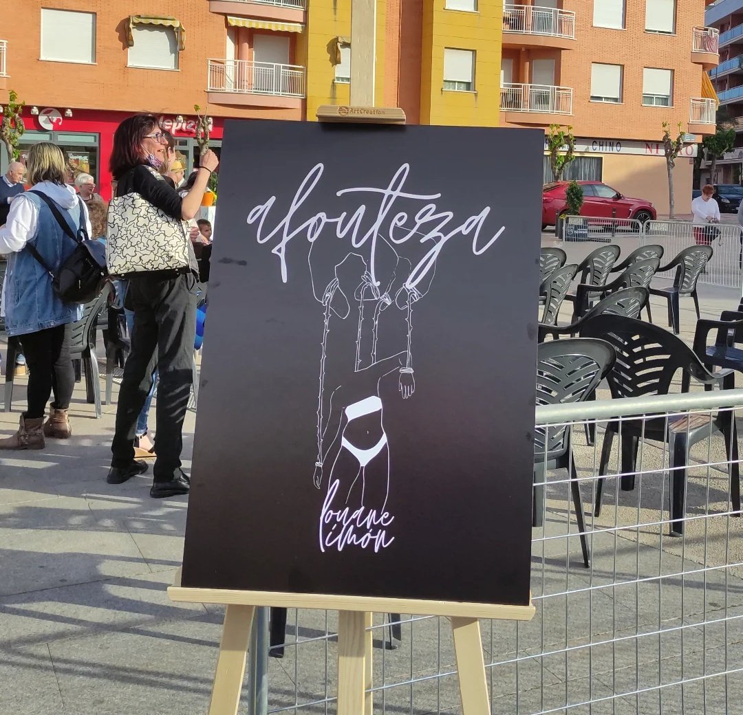 📸📖🌹| Hoy estamos en la feria del libro de Alcantarilla, en la presentación de 'Afouteza' de <a href="/Louane_Citron/">Louane Limón</a>