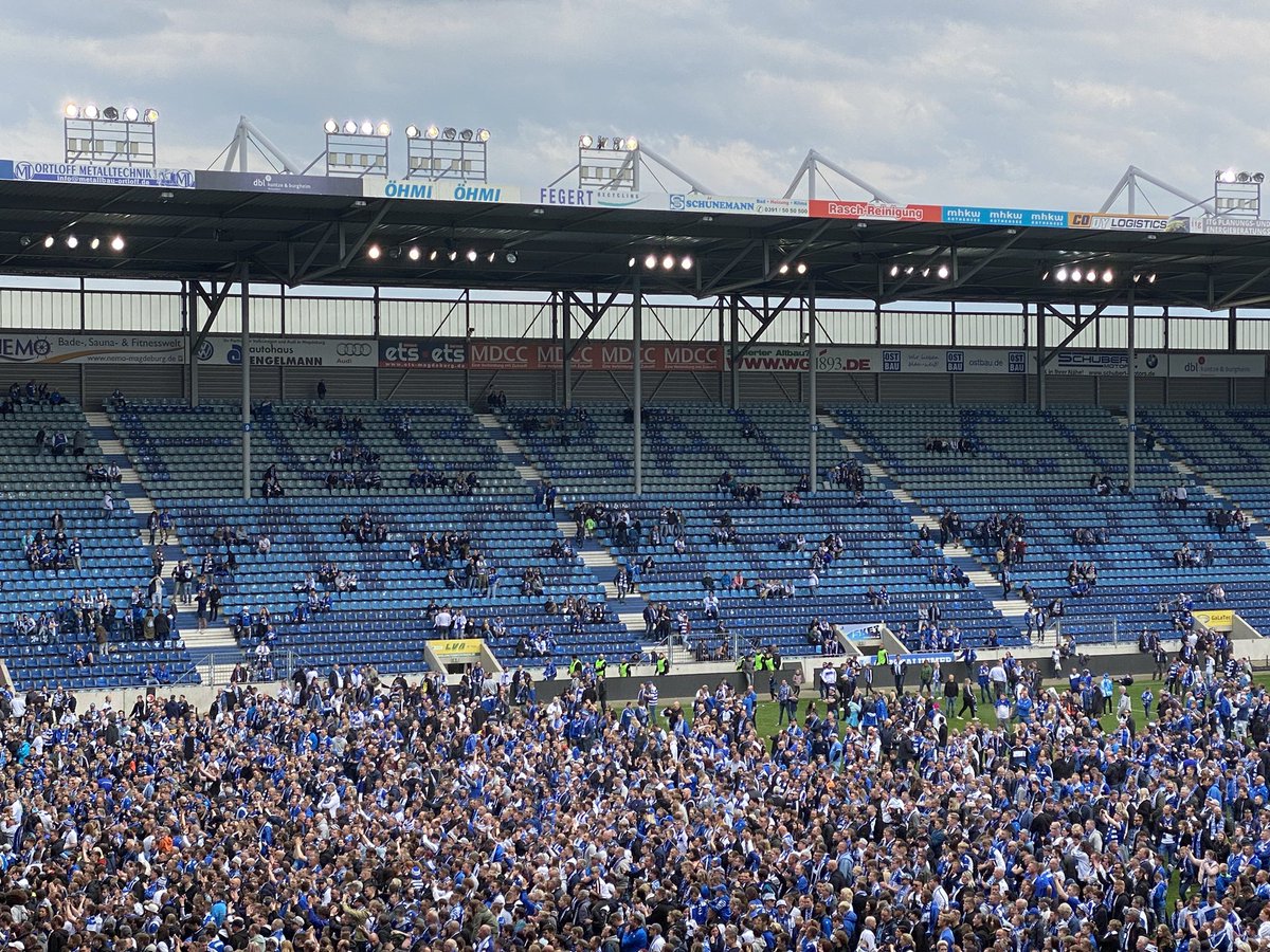 Indra24778's tweet photo. Was für ein Erlebnis… erstes FussballSpiel erlebt und dann das 💙🤍 #FCM 😂👍🏼 https://t.co/rUGFEcSmtb