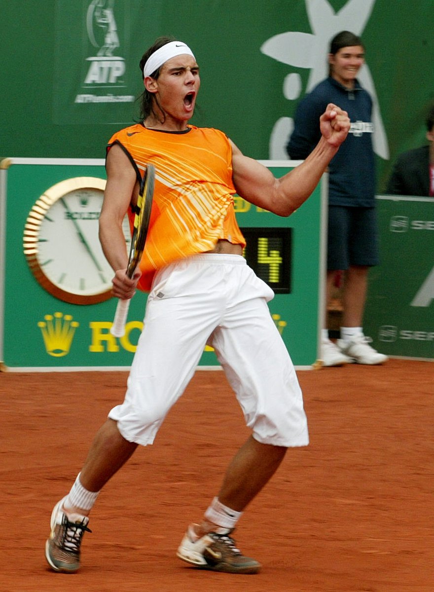 UniversTennis's tweet photo. 24 avril 2005 : Rafael Nadal 🇪🇦 remporte le tournoi de Barcelone pour la 1ère fois avant de faire son entrée dans le TOP10 le lendemain

24 avril 2022 : Carlos Alcaraz 🇪🇦 remporte le tournoi de Barcelone pour la 1ère fois avant de faire son entrée dans le TOP10 le lendemain ✨️ https://t.co/Z0A6f7TIv1