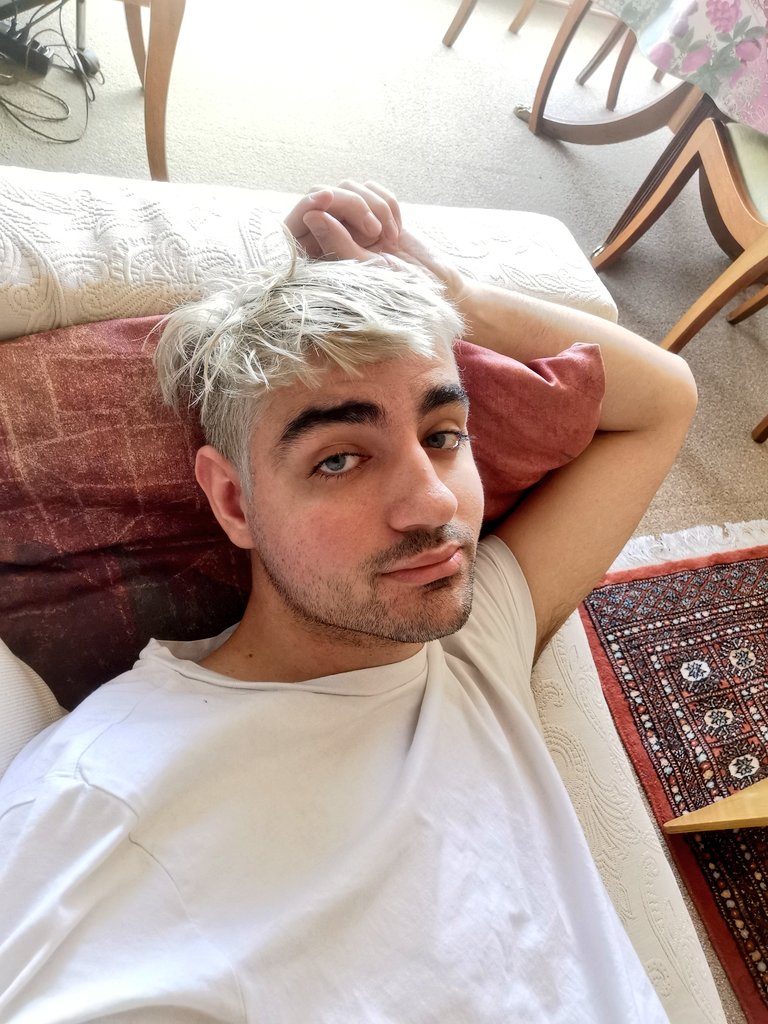 WakeUpWorldy's tweet photo. Le glow up d'été est déjà présent #LGBTQIAPRIL https://t.co/JLK47d7q5v