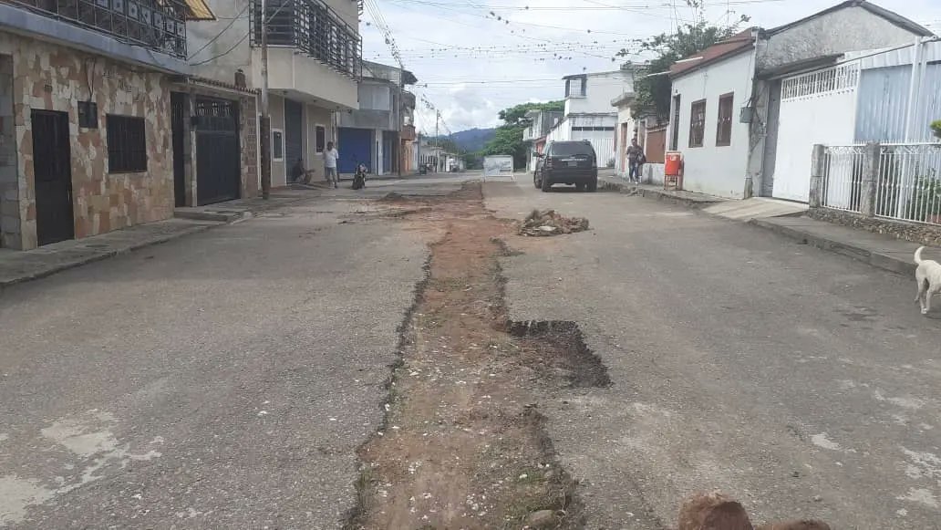 Para nosotros es una prioridad que los #Ayacuchenses cuenten con una vialidad en perfectas condiciones y así garantizar su rápido y seguro traslado por el municipio.

Seguimos con los trabajos de bacheo en el Barrio #Urdaneta.

#Yo💙Colon
#SiSePuede🟢🔴🟡