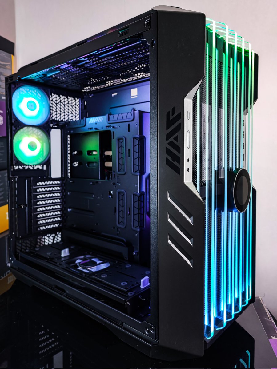 A deux doigts d'oublier que Coolermaster m'a envoyé cette masterclass !!!! 

Réf : 
COOLERMASTER HAF700 EVO 

Si une petite vidéo explicative du boitier vous intéresse, faites éclater les RT 🤷

<a href="/coolermasterfr/">Cooler Master France</a> 
<a href="/CoolerMaster/">Cooler Master</a>