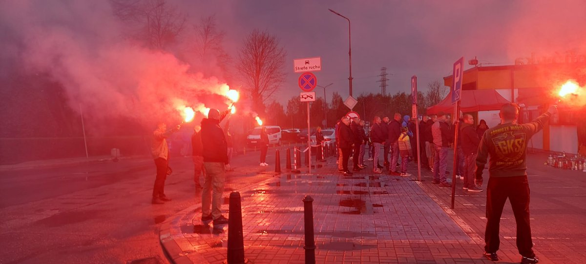 Stadionowi's tweet photo. GKS Jastrzębie:
Delegacja kibiców GKS-u Jastrzębie pod kopalnią Zofiówka uczciła pamięć górników, którzy zginęli we wczorajszej katastrofie... Modlimy się za szczęśliwe zakończenie poszukiwań pozostałych. https://t.co/xKsDnRzAf6