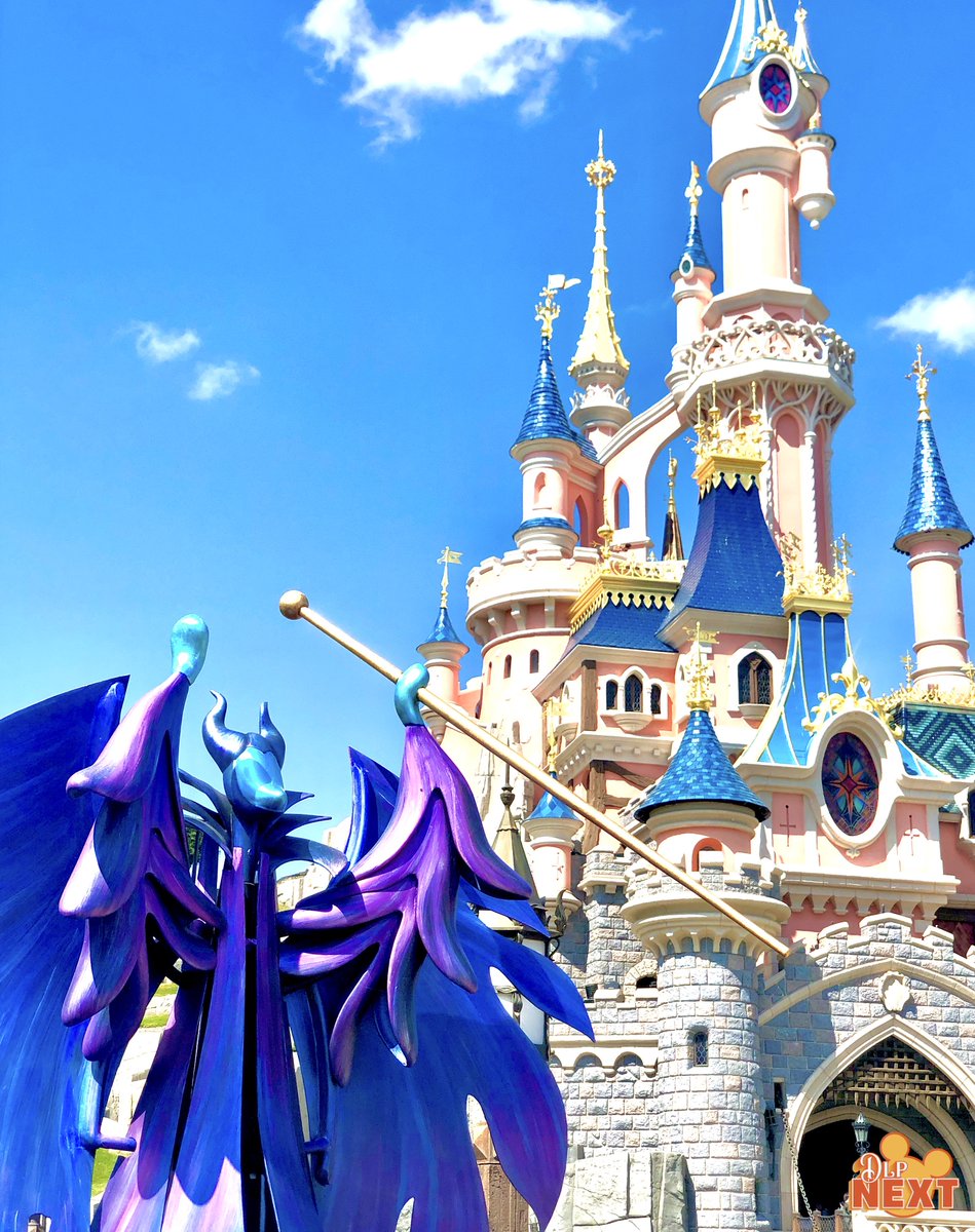 DlpNext's tweet photo. Maléfique a prit place devant le Château de la belle aux bois Dormant durant le 30e anniversaire avec les Jardins Féériques à @DisneylandParis !
#DisneylandParis #DisneylandParisPA #Disneyparks #DisneylandParis30 #disneyland #Dlpnext #DLPInsidears #sleepingbeautycastle https://t.co/1PyrKU1MUQ
