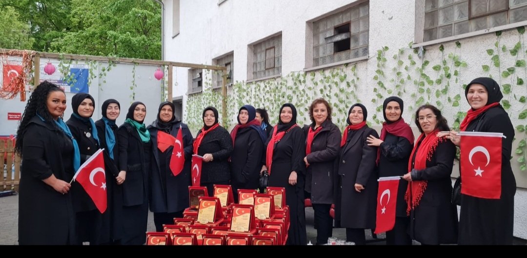 Öncü  liderlerim ve Bronz liderlerimle  çektirdiğim harika tabloyla Sizlerle  paylaşmanın  Ersağ  ailesi  olarak gururu  ve mutluluğu  içerisindeyim