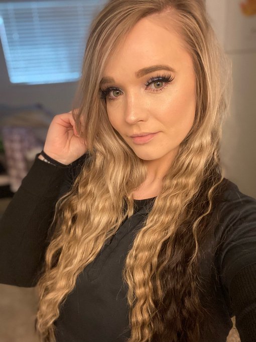 Guess who got called in and is going to work on this absolute beautiful Sunday!? This girl! 😏 https://t<a href="/tag/gohawks"class="tags"><span>#gohawks</span></a>