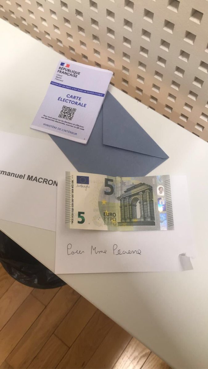 vlcxxz's tweet photo. Quand tu veux voter ni Le Pen ni Macron mais que tu veux faire une bonne action #presidentielles2022 https://t.co/GqLzXdKWEh