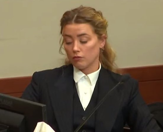 centraldepp's tweet photo. Não tem essa de “Os dois eram abusivos”, NÃO TEM! Amber Heard não tem provas contra Johnny Depp para vocês chamarem ele de abusivo também, enquanto ele mandava mensagem furioso e esgotado pra um amigo, Amber Heard acabava com o psicológico dele quase o levando pro suicídio. https://t.co/ugD6MixQfV