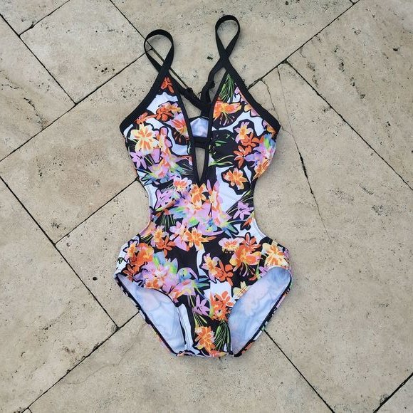 MsCoronel's tweet photo. So good I had to share! Check out all the items I'm loving on @Poshmarkapp #poshmark #fashion #style #shopmycloset #unknown #underarmour #venus: https://t.co/d6JIDVtPcH https://t.co/NSMppXoyVI