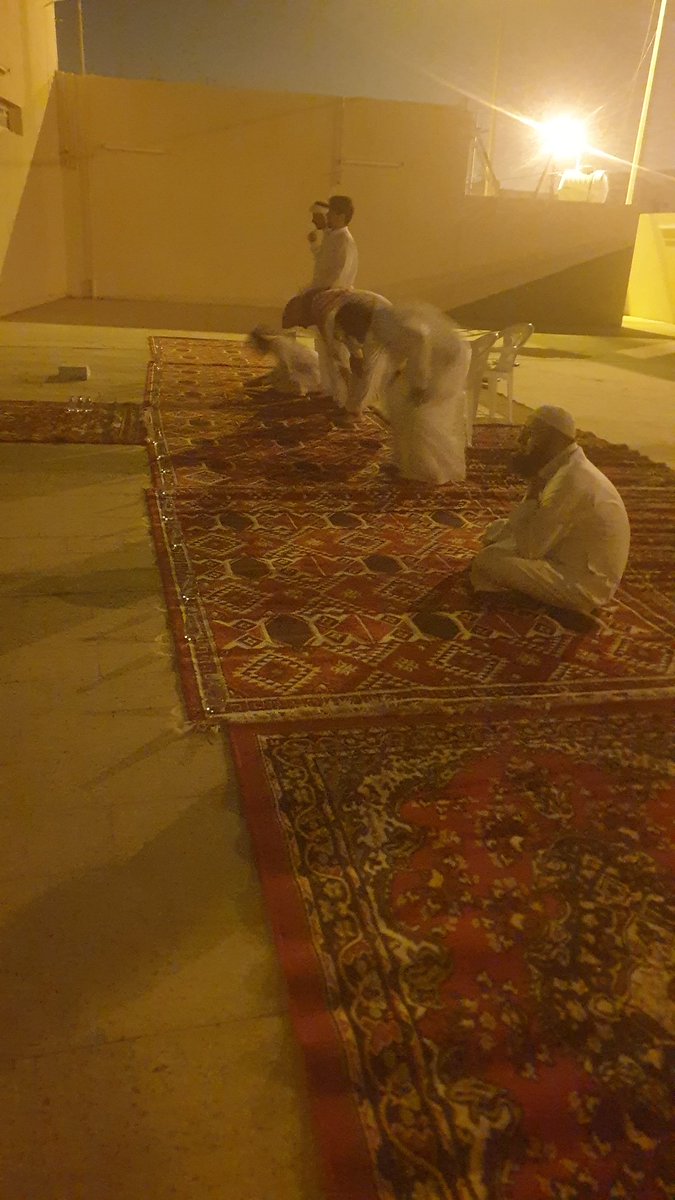 السلام عليكم 
نتابع المشهد  صلاة العشاء في الحوش يذكرك بايام مضت على اجدادنا رحمهم الله 
ونحمد الله على نعمة الامن والامان وتيسر الخدمات في بلادنا الحبيبه حفظها الله وقيادتها الرشيده