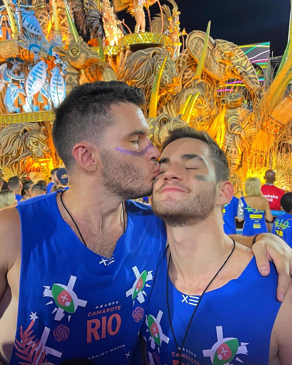 cristiampop's tweet photo. eu e mozão na Sapucaí ontem, eu amei @AmstelBrasil 😍😍😍 https://t.co/PVSTVsZEGc