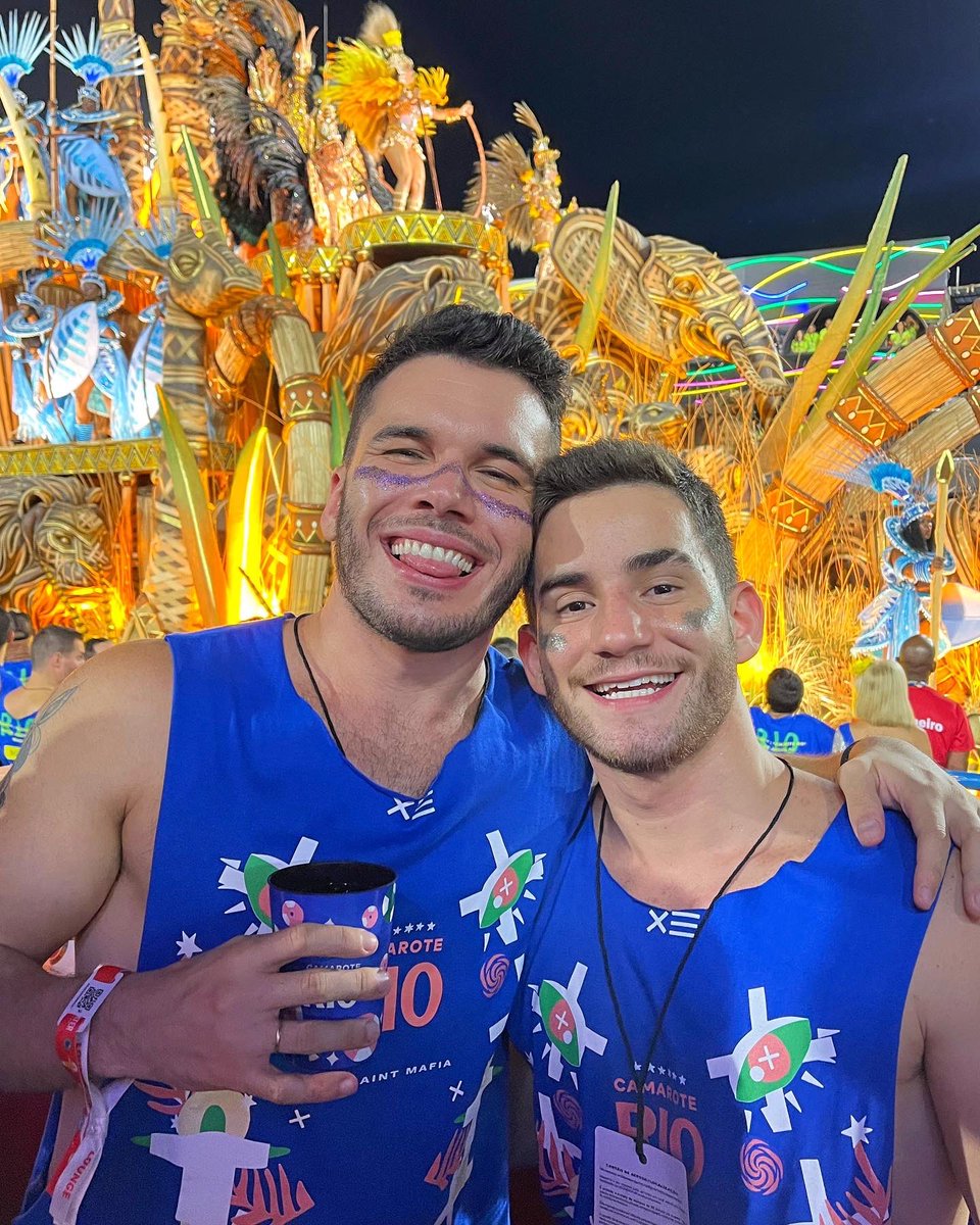 cristiampop's tweet photo. eu e mozão na Sapucaí ontem, eu amei @AmstelBrasil 😍😍😍 https://t.co/PVSTVsZEGc