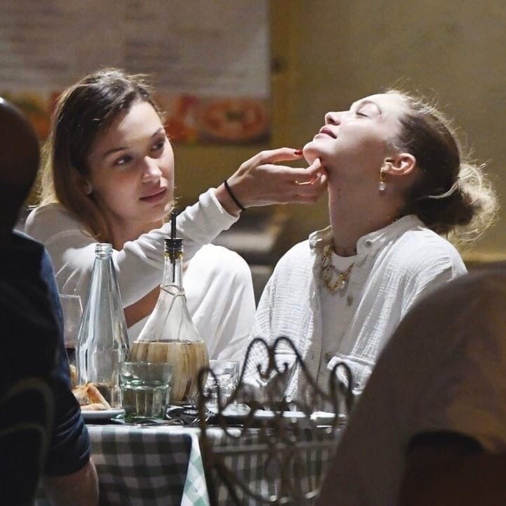 archivesgigi's tweet photo. gigi hadid and bella hadid https://t.co/WTChamKEPI