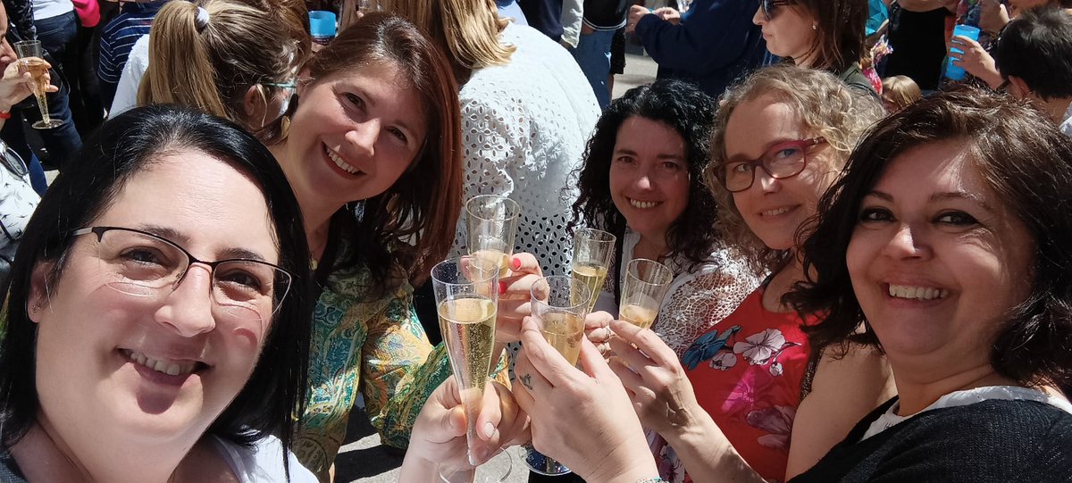 amtorne2's tweet photo. Quina emoció poder retrobar-me amb companyes amb qui he compartit escola i vivències. Gràcies per aquesta trobada. Felicitats Natzaret! Et desitjo molts anys de continuïtat en aquesta gran i bonica tasca. EXCELSIOR!!! #Felices90 https://t.co/3lcxm5gQ9C
