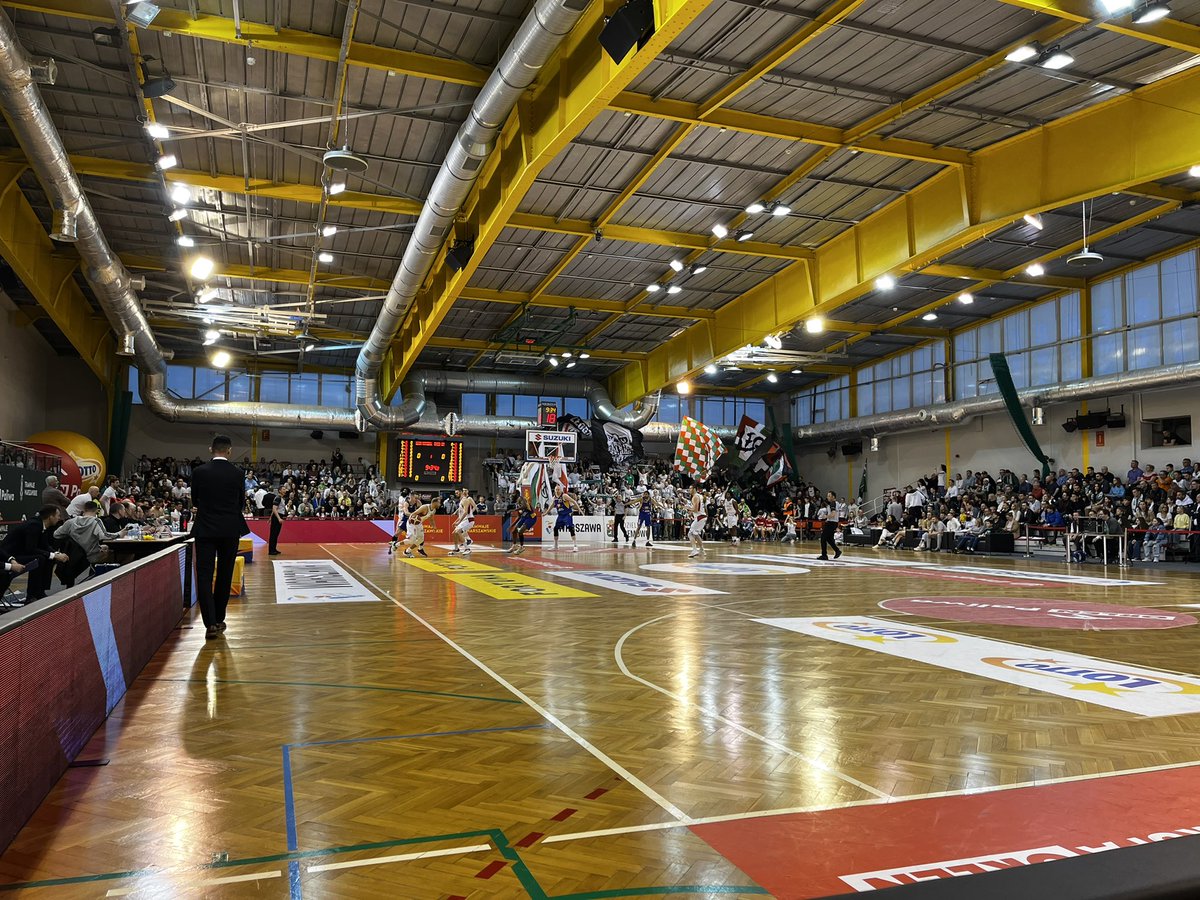 LigezaMateusz's tweet image. Wypełniona po same brzegi hala na Bemowie, doping słyszalny aż po Żoliborz i mecz na szczycie, atmosfera top of the top to kolejny sygnał do miasta, że czas najwyższy wybudować solidną halę do gier zespołowych. Meczycho! @LegiaKosz @ArgedBMStal #plkpl #plkpltalk