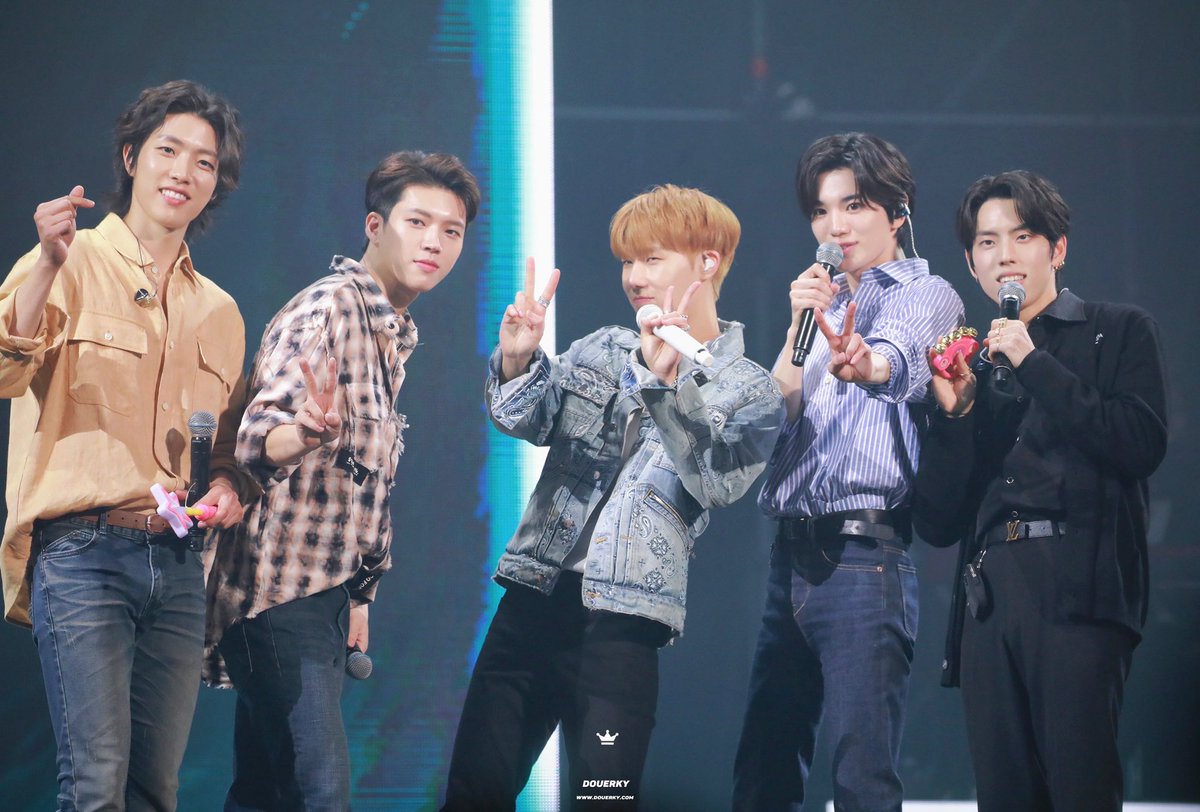 douerky's tweet photo. 220424 KIM SUNG KYU CONCERT [LV - Light &amp; Voice] 

♾️인피니트♾️
💛💛💛💛💛💛

#KimSungKyu #김성규 #SAVIOR
#INFINITE #인피니트 https://t.co/EbpprOkX4j