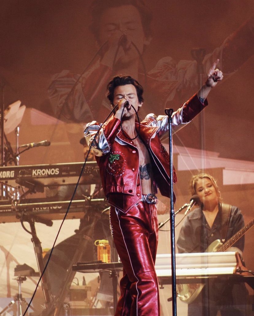 hsdaily's tweet photo. Harry performing onstage at #Coachella - April 22 📸: phobymo (IG) https://t.co/fQ73n9VnUD