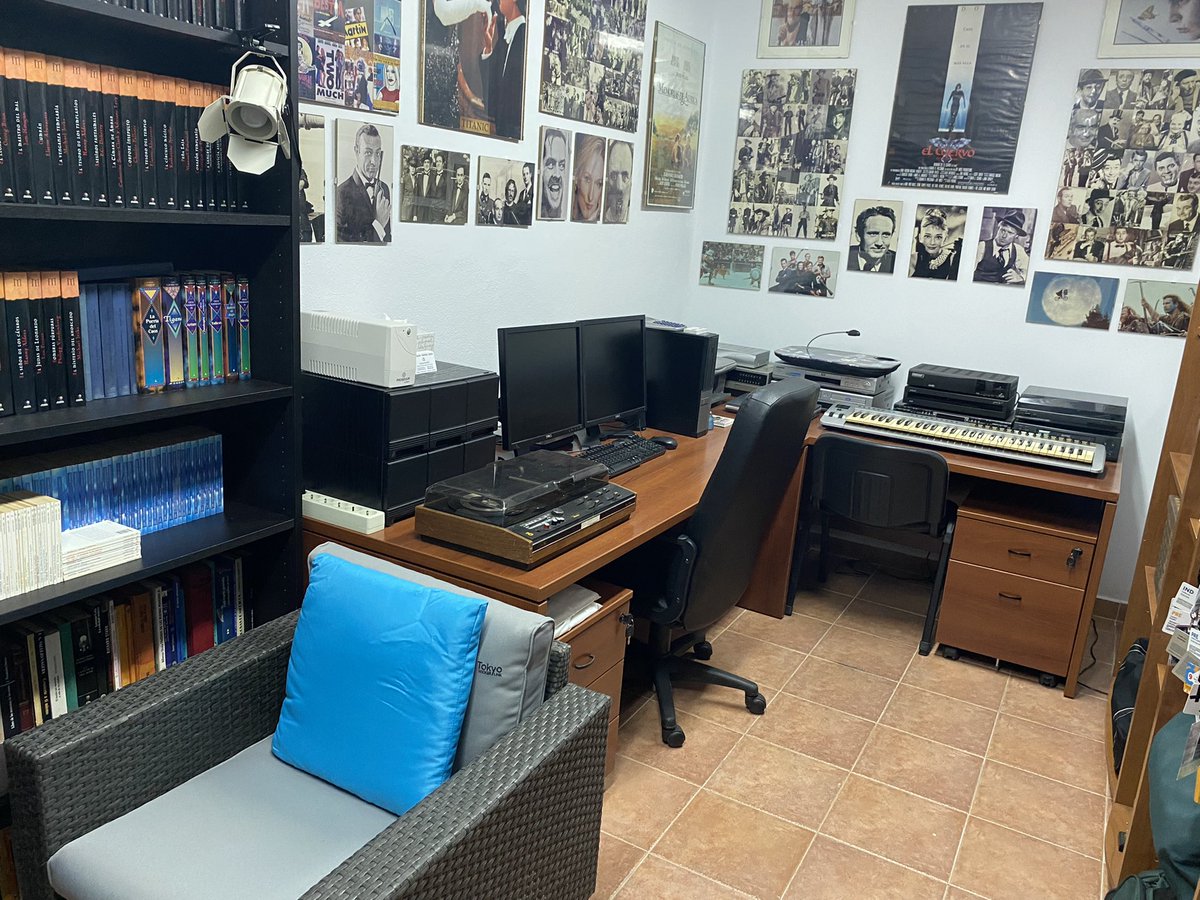 CarlosRodfer's tweet photo. Estrenamos nuevo cambio de Look y nuevos departamentos y secciones en el Grupo Rodfer: nueva sala de estar, relax y visionado, nuevo estudio de producción y tres nuevas secciones de ocio y entretenimiento, una de música, una videoteca y una biblioteca con zona de lectura. 🎥🎬 https://t.co/BLrEQS44Cc