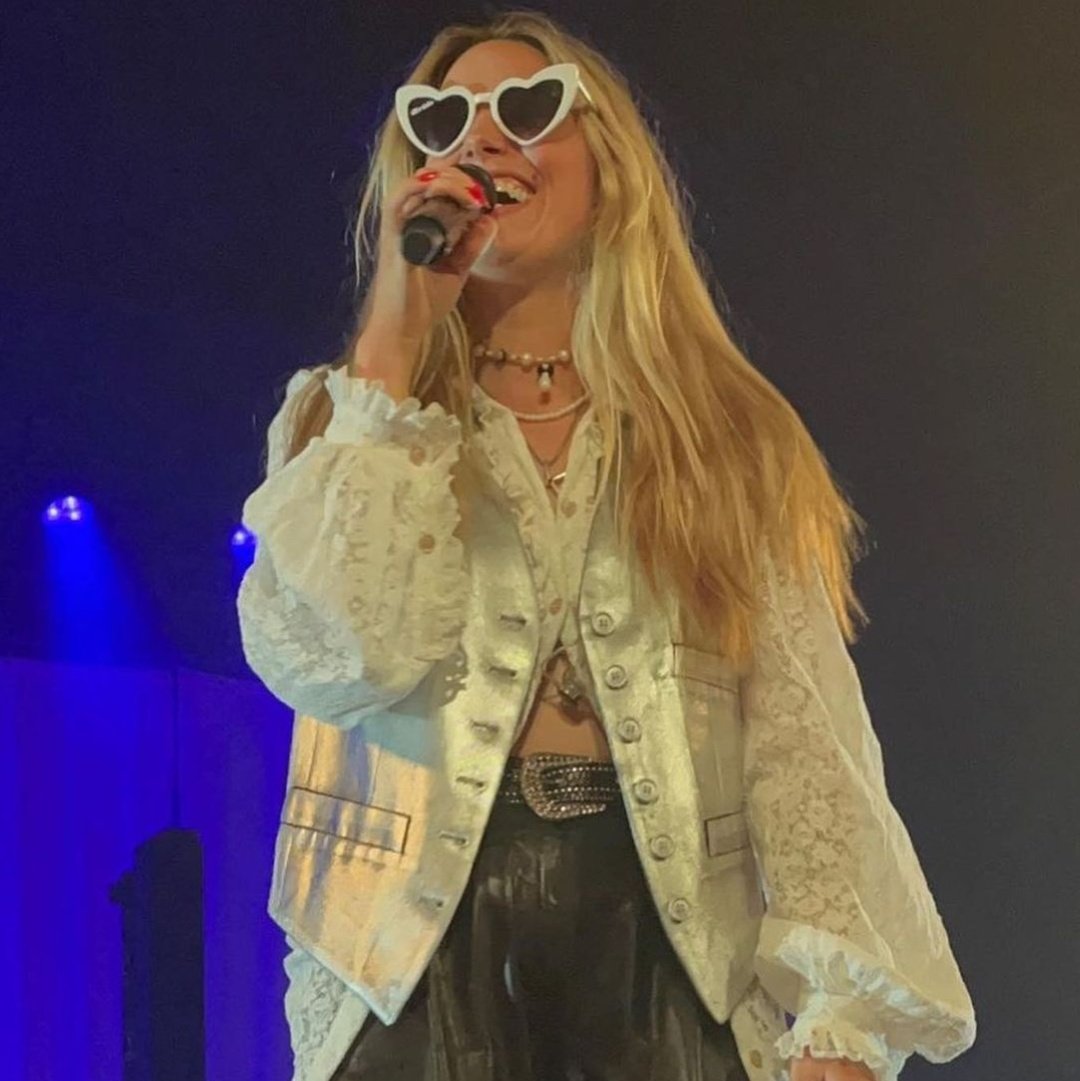 iloveashetffa's tweet photo. Happy birthday @ashemusic ! 🎂💛
There are no words to explain how much I love you and how grateful I am for you. You are a very beautiful person in every way and you always give us happiness and your beautiful vibe with everything you do. You deserve all the beauty in the world+ https://t.co/9p7c3xJigy