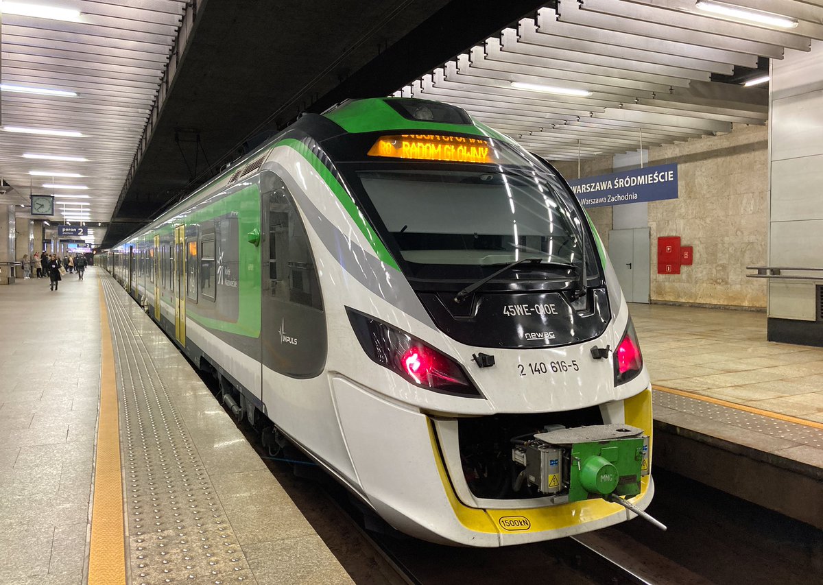 josviaque's tweet photo. 🚊 #Newag #Impuls #45WE-010 to najszybszy Elektryczny Zespół Trakcyjny produkcji #PL.🏭🇵🇱 W nocy z 28 na 29 sierpnia 2015 r., na Centralnej Magistrali Kolejowej (#LK4) pomiędzy Psarami i Górą Włodowską, osiągnął prędkość 225,2 km/h. #CMK #kolej #pociąg #rekord #KolejeMazowieckie https://t.co/5wGS4YSHQx