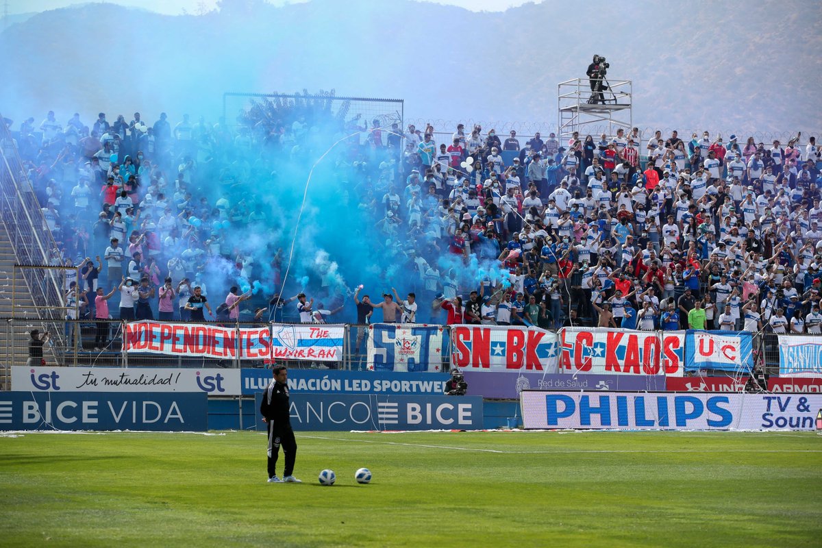 adnradiochile's tweet photo. ⚽ EN VIVO | Se retrasa el inicio del 2°T luego de que un proyectil lanzado desde la barra de la UC explotara cerca de Brayan Cortés.
⚪ Universidad Católica: 1
⚫ Colo Colo: 0
👉 https://t.co/fx0PcWVQ06 #ADNEsClasico https://t.co/THrMAqTBkd