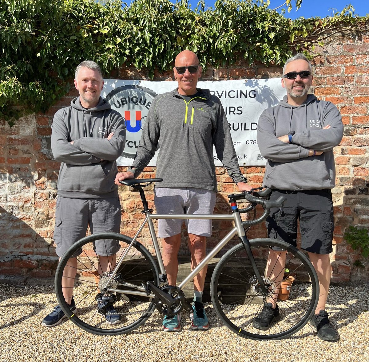 ubiquecycles's tweet photo. Proud to announce we have just handed over our first custom titanium build. We would like to thank Graham for trusting us to create his 12 speed titanium road bike. Keep an eye out for U001 - it’s a little bit special 🚲 #custombicycle #titaniumbicycle #12speed https://t.co/d01lV9drbq