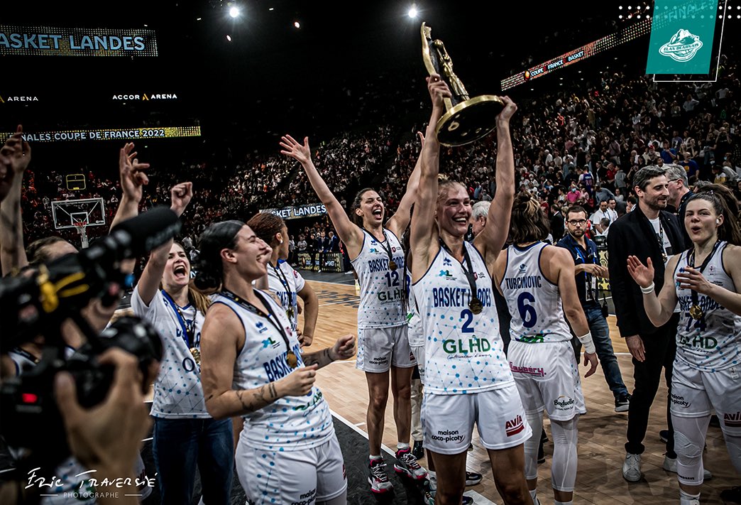 EBPLO's tweet photo. 📸 | Le Sud-Ouest en force 👊
Elles ont été formidables et ont montré la voie à nos joueurs ! Félicitations aux filles de @BasketLandes pour cette superbe victoire  👏 
© Éric Traversié 

#CDFBasket https://t.co/V1zdRWvFEJ