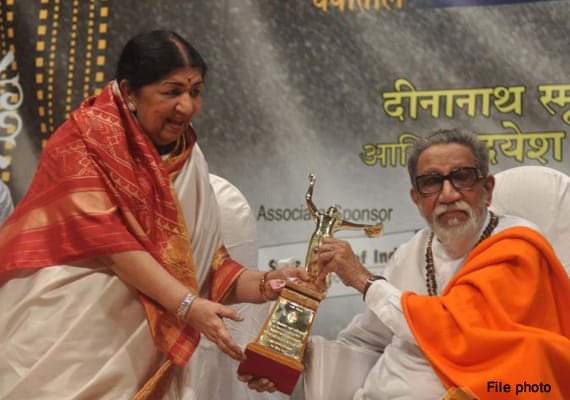yogi_9696's tweet photo. मान्य आहे की, तुम्ही तुमच्या गोड गळ्याने आमचे कान तृप्त केलेत. पण त्यासाठी तुम्ही अनेकांचे गळेही कापलेले आहेत, हेही नाकारून चालणार नाही. भालजी पेंढारकर हे सर्वात मोठे उदाहरण असले तरी तुम्ही स्वतःच्या बहिणीला सुद्धा सोडले नव्हते. https://t.co/rFa8ebbGmJ