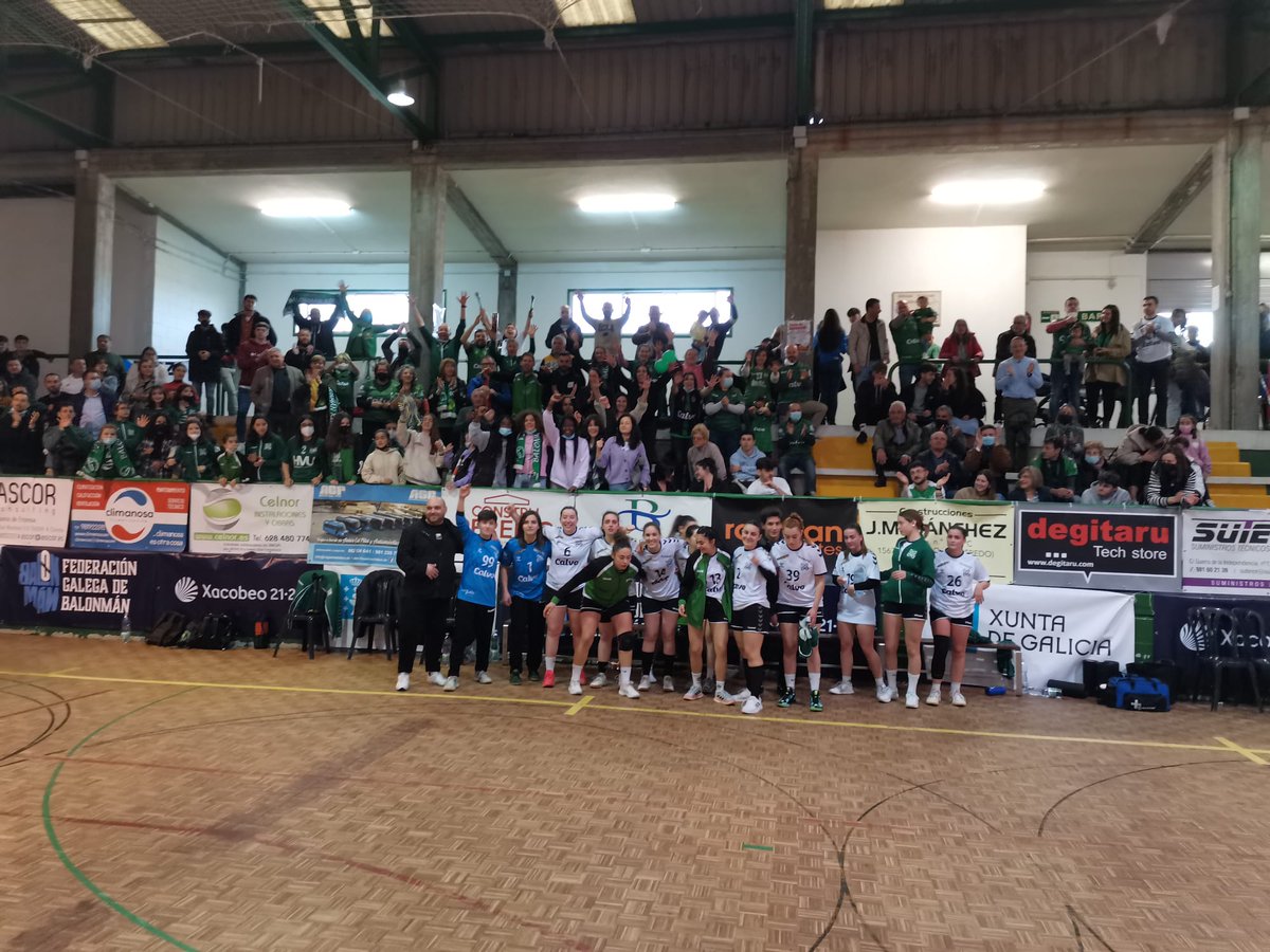 balonmanxiria's tweet photo. Non puido ser pero non podemos estar más orgullosxs das nosas e, sobretodo, da nosa afección. Si son capaces disto despois de non gañar unha final, non queremos pensar o que farán cando gañemos 😂👏

#íoíoío https://t.co/IhI8gun3w1