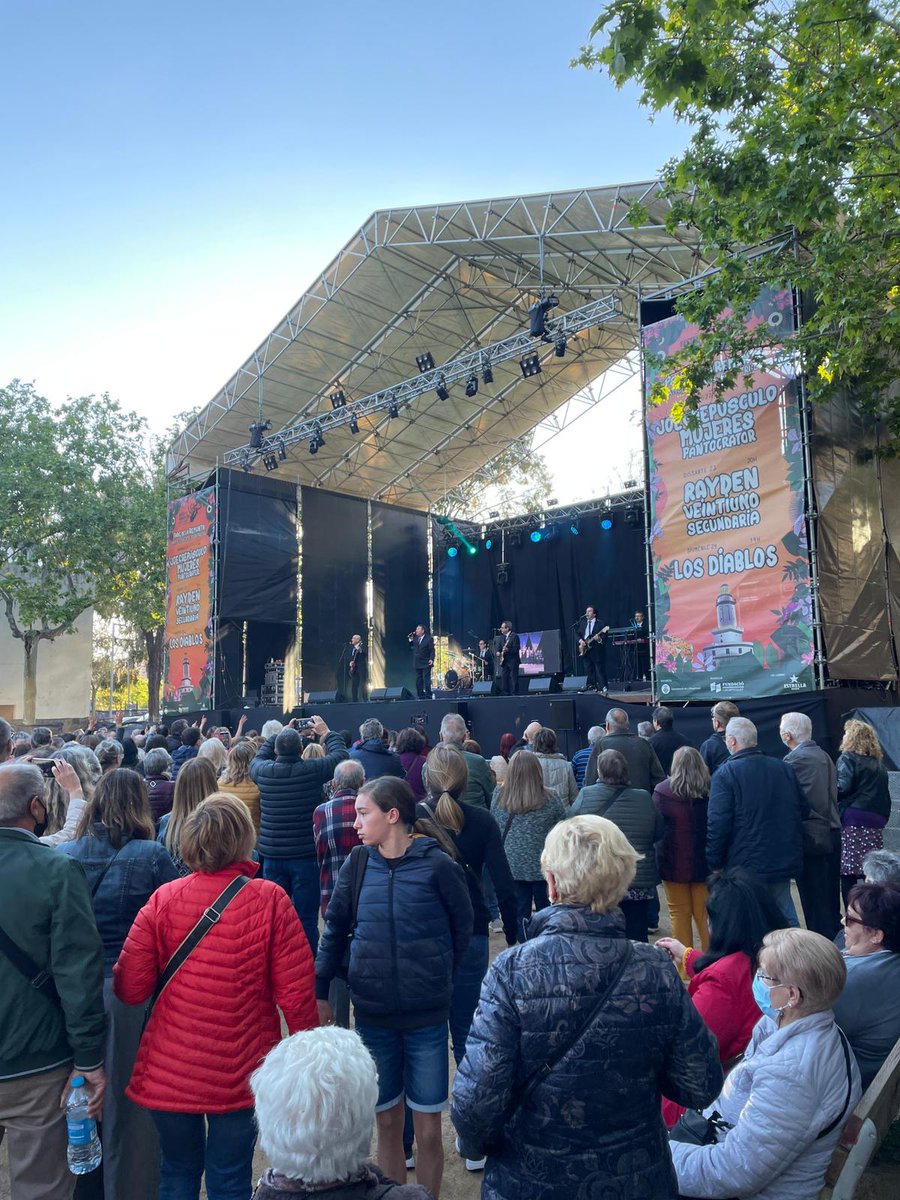 LHCultura's tweet photo. Un rayo de sol oh, oh, oh, en mi corazón oh, oh, oh! ☀️☀️☀️
Los Diablos fan 50 anys als escenaris i actuen ara mateix al Parc de la Remunta 
#PrimaveraLH https://t.co/L4Q7W0qV2f