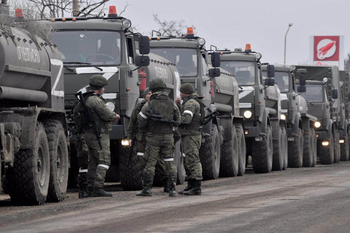 europapress's tweet photo. Ucrania advierte de que Rusia está internando a prisioneros de guerra ucranianos en campos de trabajo diseñados para el cumplimiento de penas por delitos, lo que supone una violación de las convenciones de Ginebra https://t.co/lzrzZPmrO3 #Directo https://t.co/7rFWPZ77tf