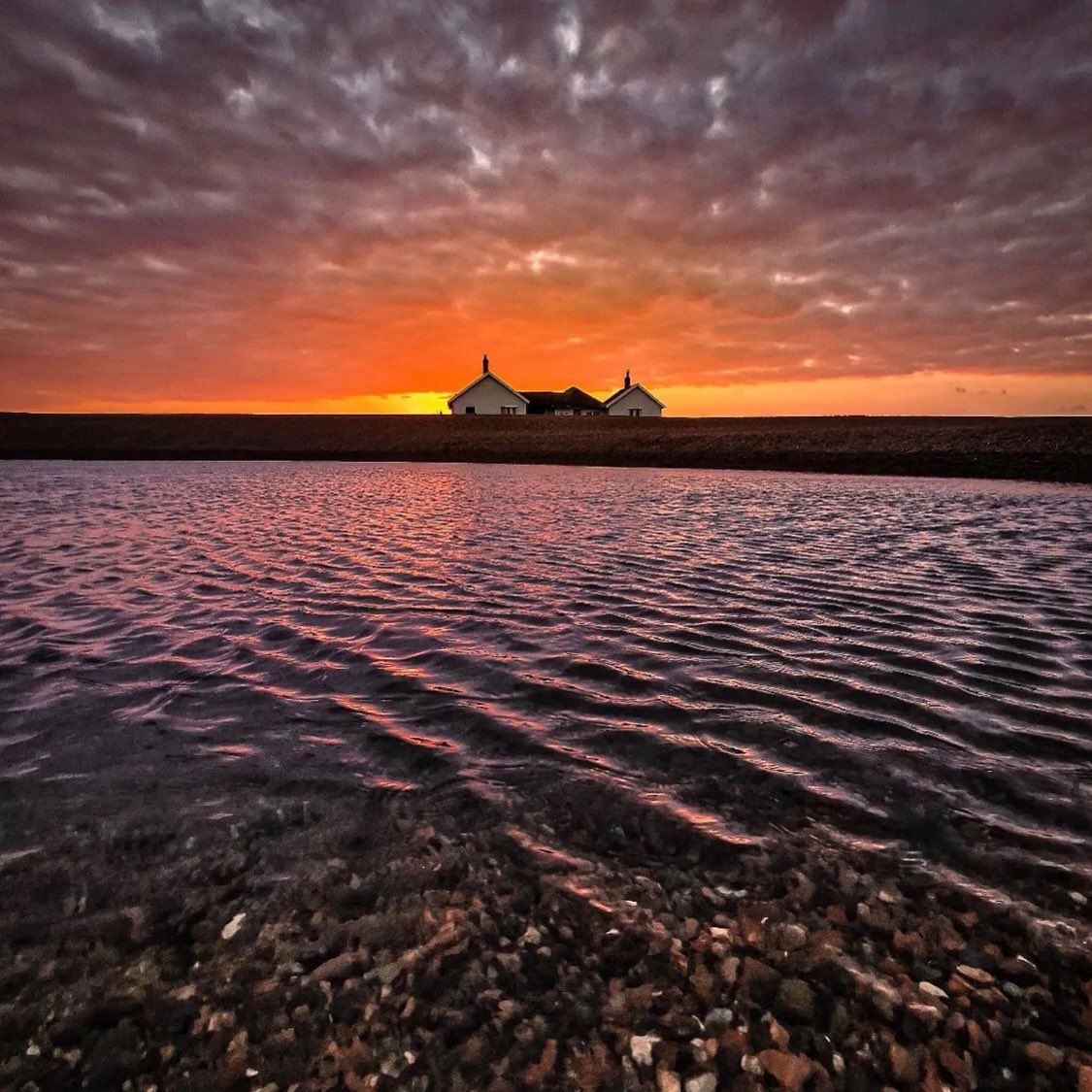 AldeOreTrust's tweet photo. Cloudless skies before sunset at the mouth of the River Ore at Shingle Street. (📷 credit Marc Bedingfield).🌅
•
#sunset #suffolk #shinglestreet #aldeandoreestuarytrust #sosestuary #charity #fundraising #riverdefences #floodaware https://t.co/YD3r3XAMpG