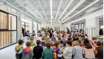 🏫🌈El projecte de reforma i ampliació de l'Escola La Mar Bella ha estat reconegut amb el 2n Premi Mapei a l'#ArquitecturaSostenible.

👌🏿El projecte, de <a href="/SUMOArquitectes/">SUMOarquitectes</a>, ha concebut l'escola com un edifici de consum energètic quasi
nul.

ℹ️ Més detalls a bit.ly/RealidadMapei30