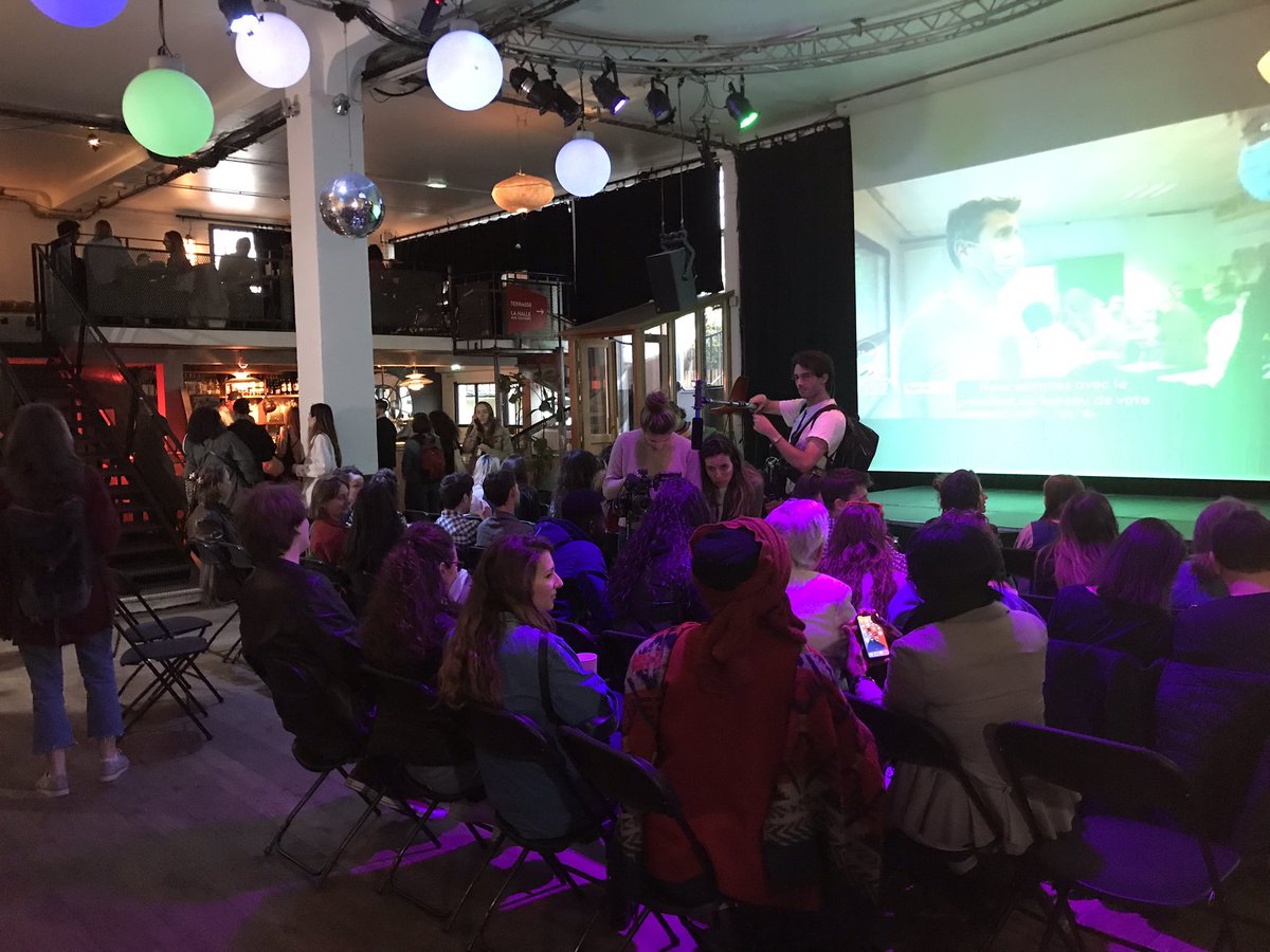 Le bar du XXeme. Avec une bonne quinzaine de journalistes. Suédois, belges, et suisses allemands. Sälu.#Presidentielle2022