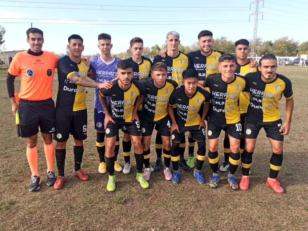 clubcomu's tweet photo. #JuvenilesB

🏟️ Laferrere
🏆 Fecha 3
✔️ 4ta División

🇳🇬 Dep. Laferrere  1⃣
🌓 COMU     2️⃣ (Rodrigo Báez y Federico Nicolaievski)

📸 La 4ta de COMU y un "colado" especial en la foto 😅

#SeguirCreciendo

@SABADOGOL https://t.co/WKKjJcSCsC