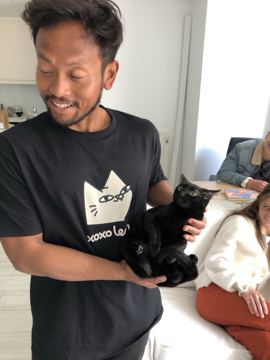 arintole's tweet photo. I have always been a doggo person but I’m starting to fall for cats as well. What is happening?? https://t.co/4QKtEhJCWY