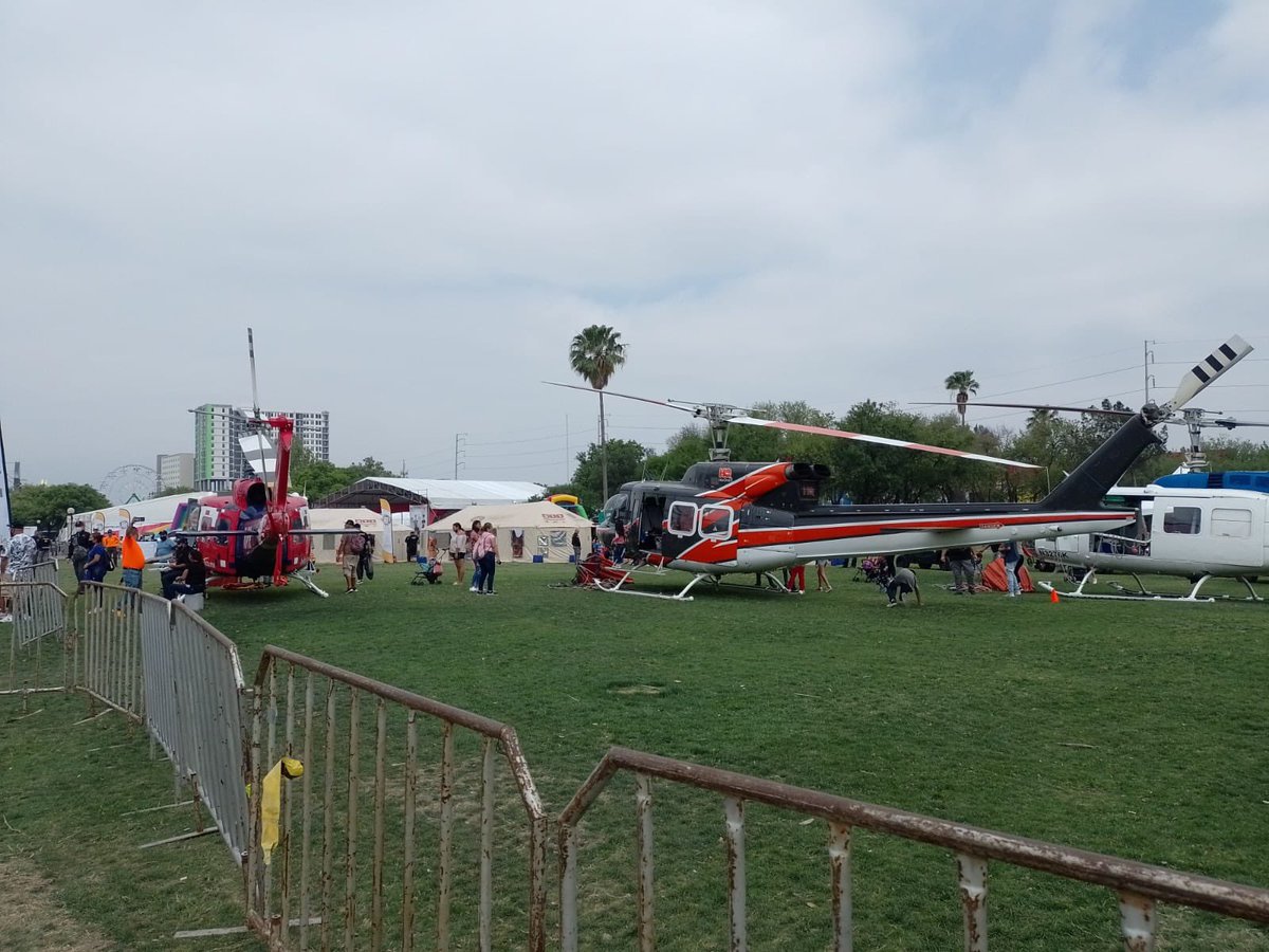 LoQuePasaEnNL's tweet photo. El evento #Nuevolandia de Mariana y Samuel desairado, poca afluencia, se puede ver empleados de gobierno con cara largas al ser obligados a asistir con sus hijos, se ven más gente de organización y shows infantiles bajo contrato que asistentes !! https://t.co/gFtRhzP7Lq