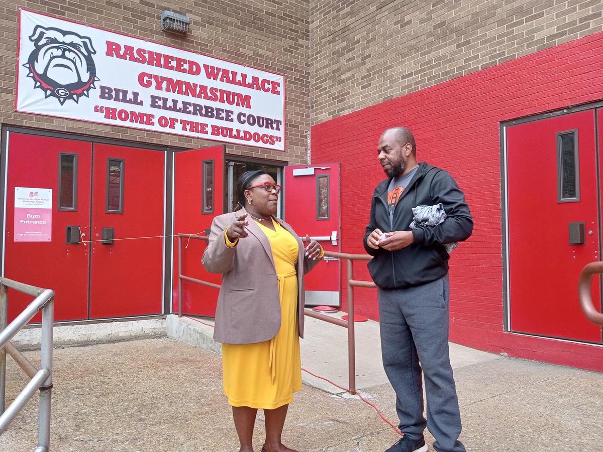 KendraPHL's tweet photo. Philadelphians were busy this weekend providing resources and  building community all across the city! 

Thanks to everyone who worked hard to make the Revenue Pop-up Clinic in Oxford Circle, resource fair at Gratz HS, and Soulful Christmas performance so powerful. https://t.co/Hz3xJz1moK