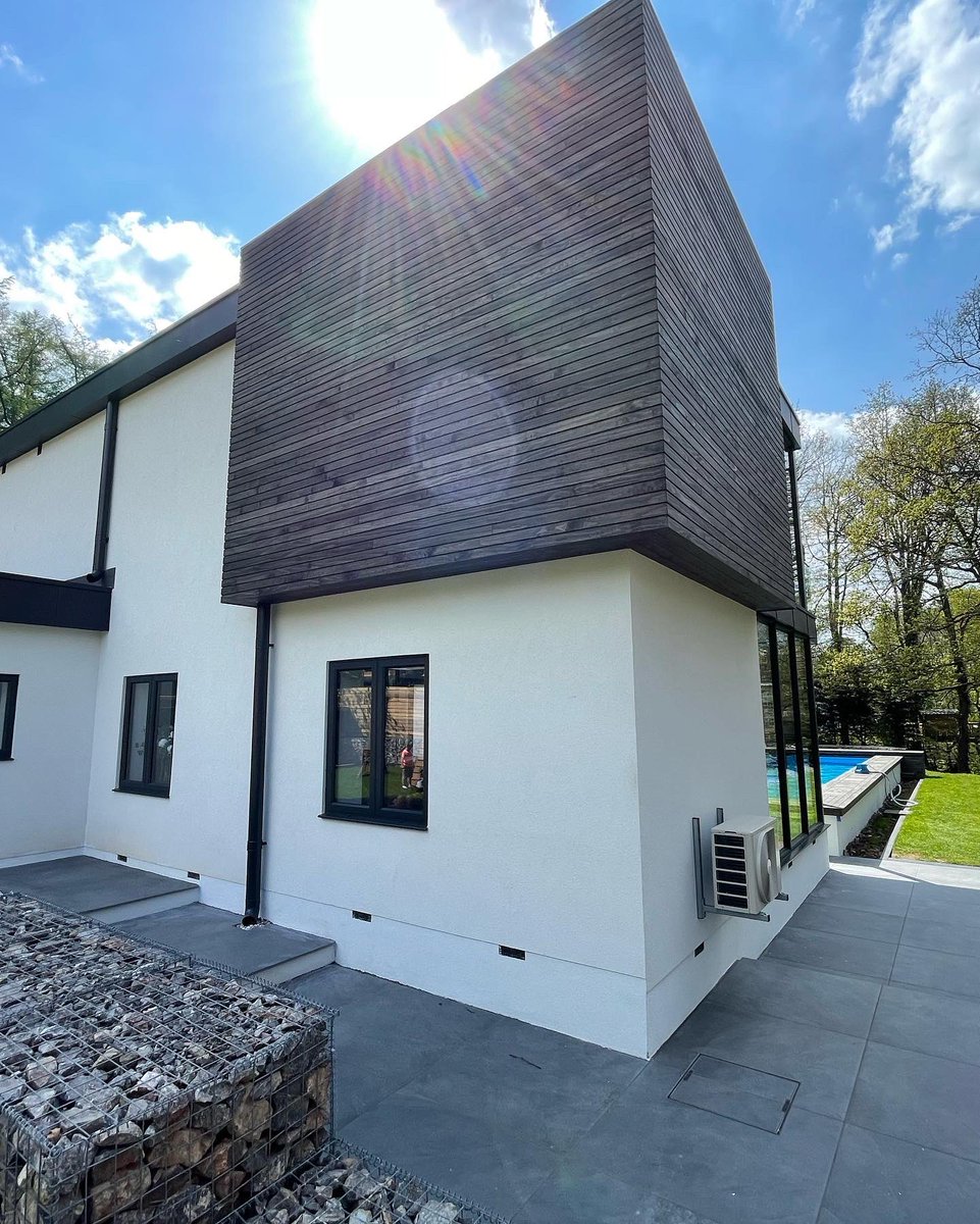 Scott_TRS's tweet photo. TRS completed and handed over on this property today. This stunning house utilised an alsecco UK Felxewall system with silicone finish which blends in beautifully with the building and natural surroundings. #Render #TRS #EWI #Bristolrender https://t.co/iphxjQCqoV