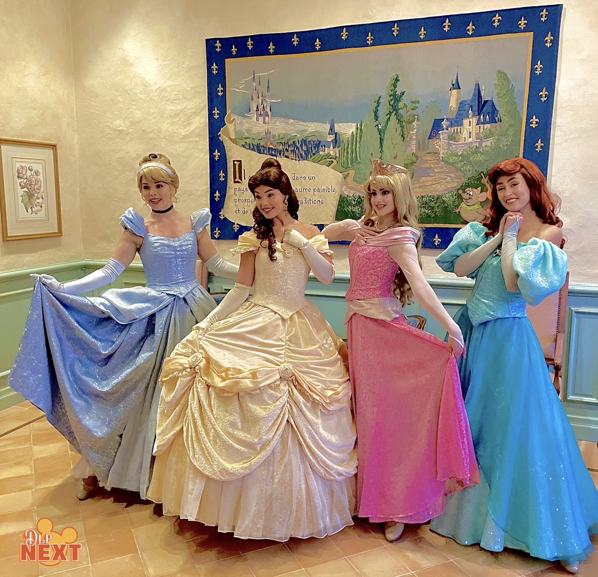 DlpNext's tweet photo. Les Princesses Disney sont de retour à l'Auberge de Cendrillon à @disneylandparis ! ✨
Avez-vous déjà eu cette chance ? ⬇️
#DisneylandParis #DisneylandParisPA #Disneyparks #DisneylandParis30 #disneyland #MyDLPmoment #PrincessesDisney https://t.co/PjGOzEZzjj