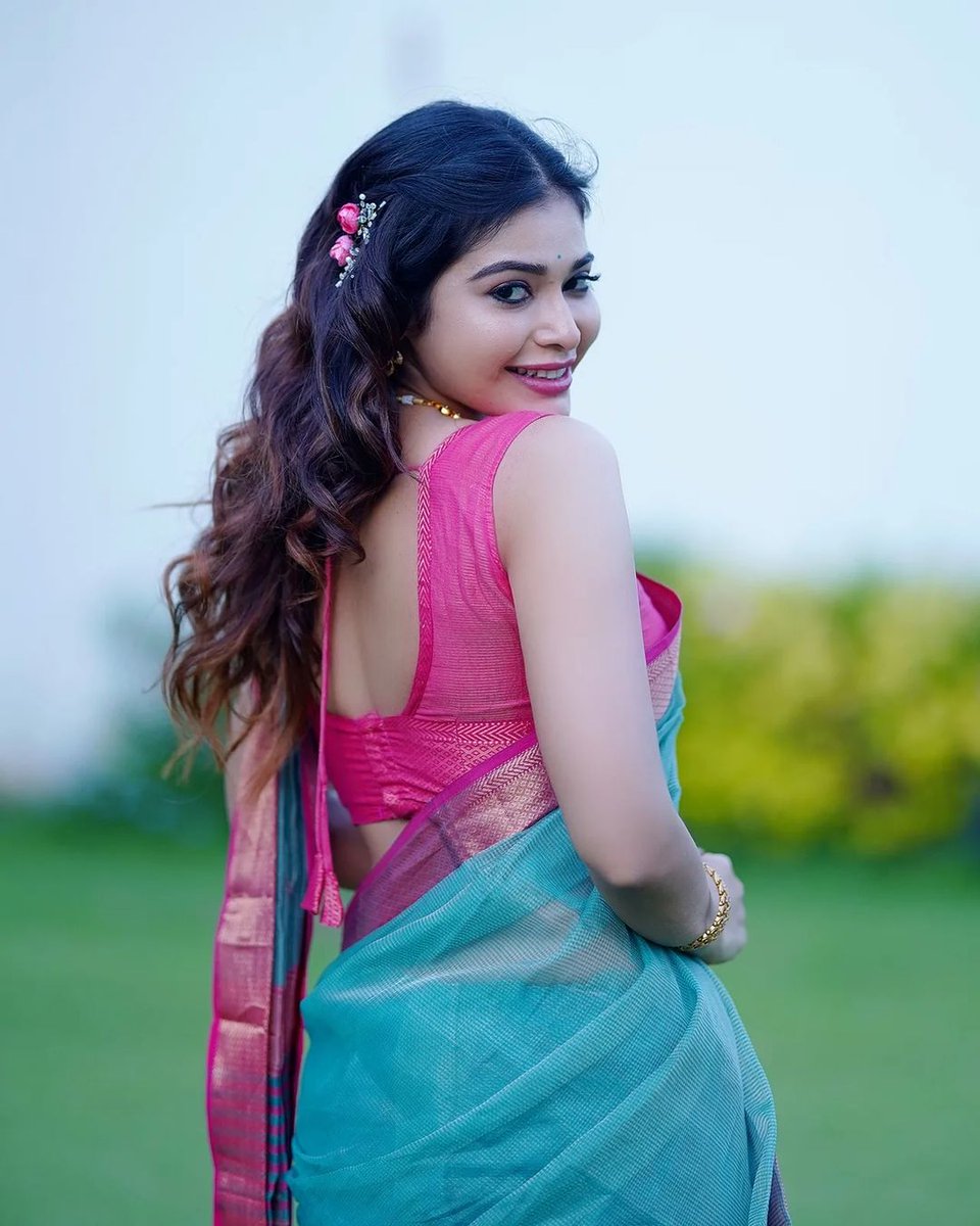 DreamerT96's tweet photo. #dharshagupta 
Kutty sema #thoupul ring exposed 😘😍🥰 https://t.co/RgCYk38jbZ