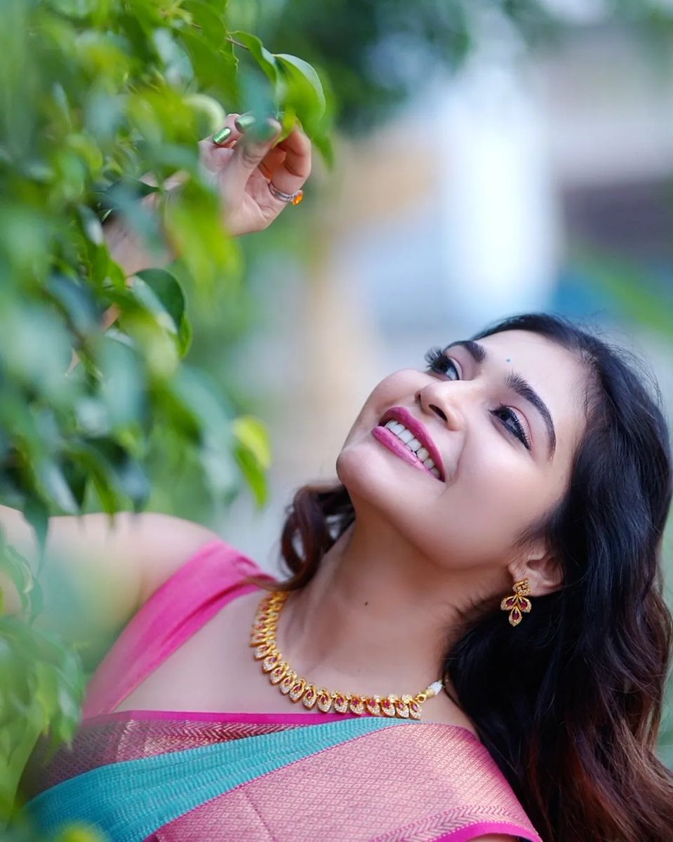 DreamerT96's tweet photo. #dharshagupta 
Kutty sema #thoupul ring exposed 😘😍🥰 https://t.co/RgCYk38jbZ