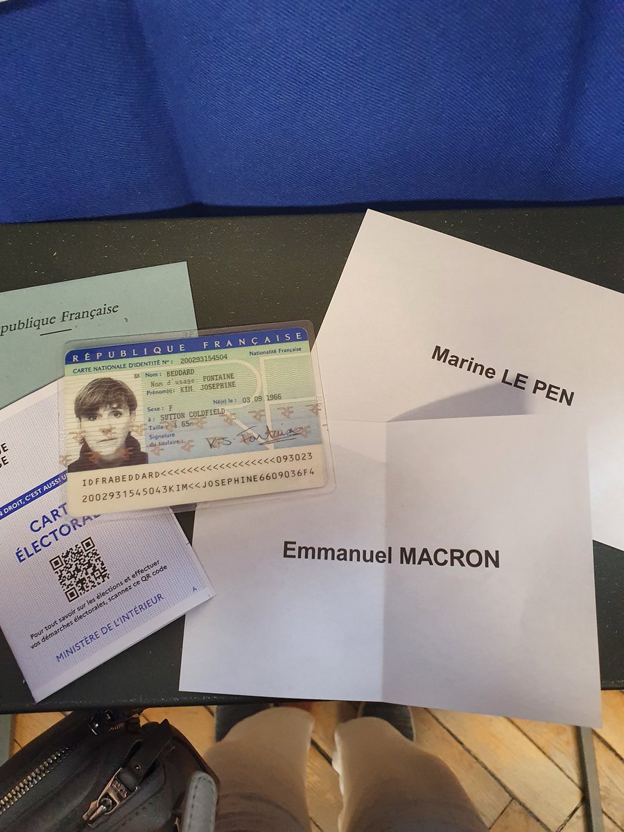 Après avoir obtenue la nationalité française, je suis fière de voter pour la première fois au deuxième tour des #Elections2022 et contribuer à la ďémocratie française.