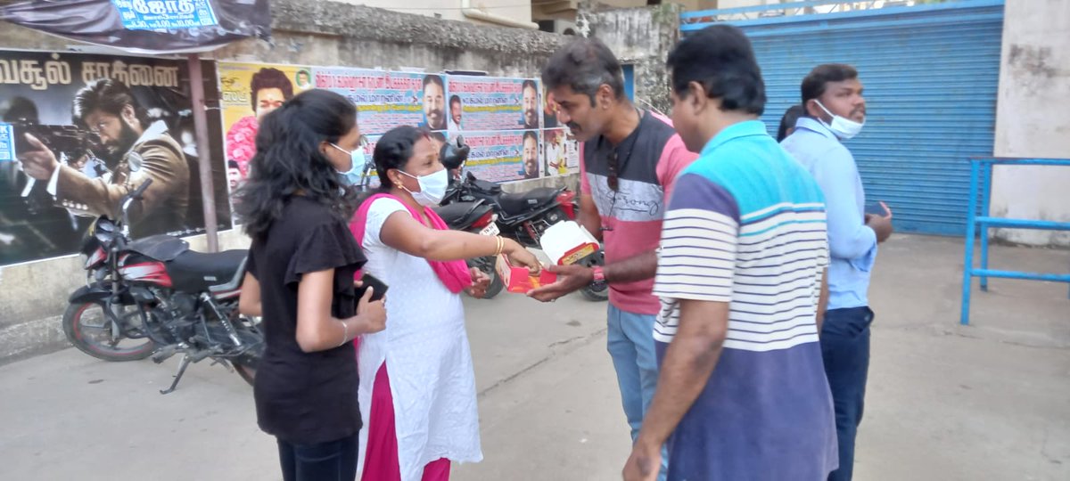 Thangavelukovai's tweet photo. இன்று சென்னை ஜோதி தியேட்டரில் தலைவர் அவர்களின் *விக்ரம்*  பட பேனருக்கு மாலை அணிவித்து, பொதுமக்களுக்கு இனிப்புகள் வழங்கி மகிழ்ந்தனர் நம்மவரின் தீவிர ரசிகர்கள்.@ikamalhaasan @maiamofficiaI #Vikram https://t.co/qGMEkwmrQ3