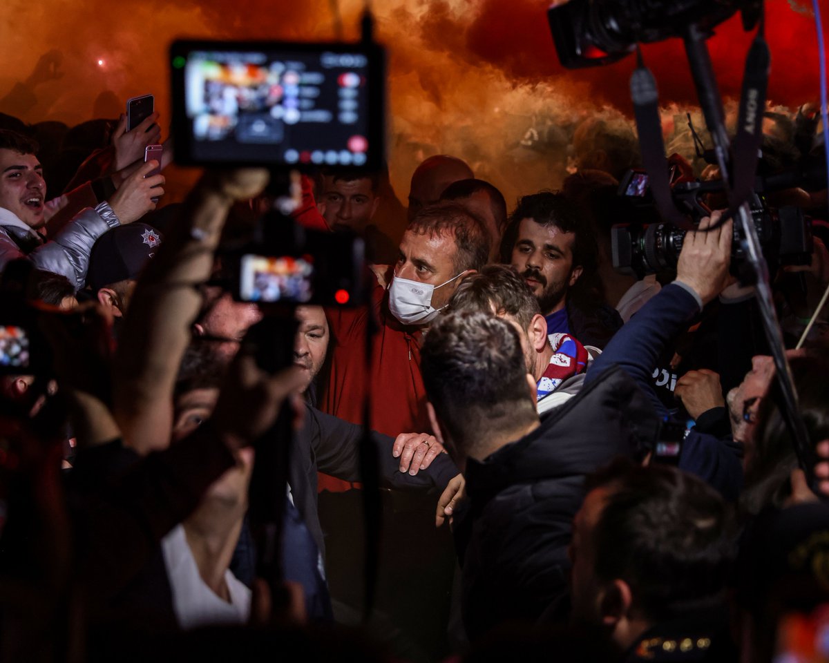 Trabzonspor's tweet photo. "En güzel günlerimiz henüz yaşamadıklarımız..." 

Mutlulukların en büyüğüne sadece 1️⃣ adım kaldı! #ŞAMP1 🏆 https://t.co/v5ukTr0Bn3